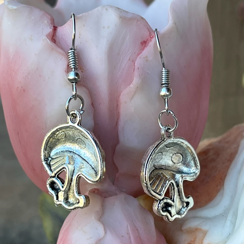 Beautiful silver mushroom charm dangle earrings - Picture 5 of 5
